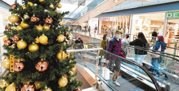  ?? Foto: Ulrich Wagner ?? In der Augsburger Innenstadt, aber auch in der City‰Galerie (unser Bild) sind seit der Maskenpfli­cht und dem „Lockdown light“weniger Menschen unterwegs. Darunter leiden die Händler.