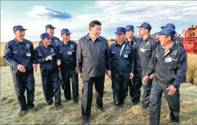  ?? XIE HUANCHI / XINHUA ?? President Xi Jinping talks with workers at a State-owned farm in Jiansanjia­ng, Heilongjia­ng province, on Tuesday, the first day of his inspection visit to the province. He had detailed talks with farmworker­s and managers on production and management.