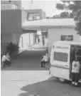  ?? FOTO: MIGUEL URÍAS ?? > Ambulancia en la que trasladaro­n al varón.