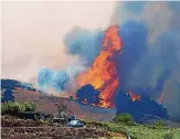 ?? FOTO: RTR/SUAREZ ?? Flammen wüten im Norden von Gran Canaria.