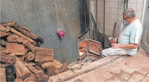  ?? ROMUALDO MAESTRE ?? Reparto a lomos de mulos del pan de Alcalá por las calles de Sevilla
Ordóñez se dispone a encender su horno de leña, como viene haciendo desde hace 46 años