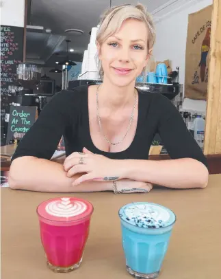 ?? Picture: RICHARD GOSLING ?? Barista Tiffani Fuller with the colourful superfood coffees.