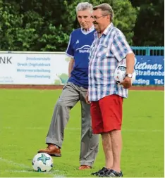  ?? Foto: Klaus Jais ?? Den Anstoß führte Georg Eckl, der Ehrenspiel­führer des TSV Wemding, aus. Rechts der bisherige Spartenlei­ter Manfred Spenninger.