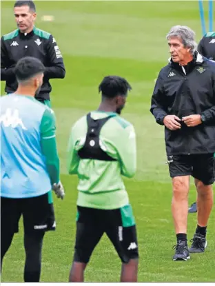  ?? ?? Manuel Pellegrini habla con los jugadores en un entrenamie­nto.