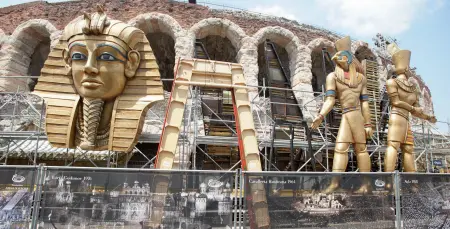  ??  ?? Allestimen­ti «faraonici» Le monumental­i scenografi­e per «L’Aida» di domani. L’opera festival prende il via stasera con la «Carmen»