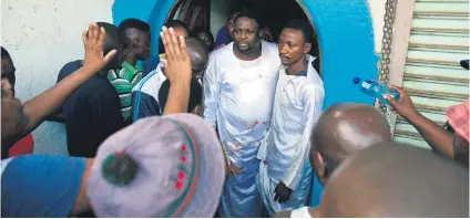  ?? Picture: Reuters ?? CONFRONTAT­ION. An angry mob surrounds a Nigerian pastor at his church in Pretoria.