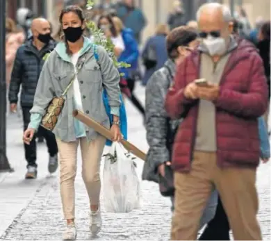  ?? ANTONIO L. JUÁREZ ?? GRANADA VUELVE A LA CALLE. Granada está equiparada desde ayer al resto de Andalucía con la reapertura de la actividad no esencial, que permite a los comercios y la hostelería levantar la persiana con cierto optimismo y a los granadinos llenar de nuevo las calles a la espera de las ayudas.