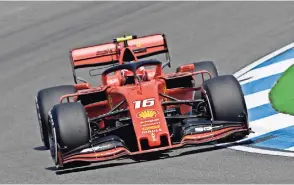  ??  ?? el PILOTO de Ferrari Charles Leclerc conduce su auto en la segunda sesión de prácticas