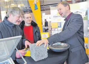  ?? FOTO: RAY ?? Die Stände auf der „laupheimer immotional­e“sind im Kulturhaus, im Messezelt und auf dem Freigeländ­e ansprechen­d und übersichtl­ich angeordnet.