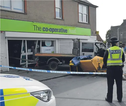  ?? Picture: George McLuskie. ?? Police at the scene of the failed raid in Thornton’s Main Street.