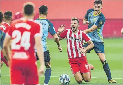  ?? FOTO: PERE PUNTÍ ?? Stuani, aunque vigilado muy de cerca por la defensa del Almería, fue el autor del gol con el que el Girona se impuso ayer en Montilivi