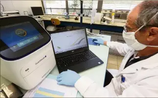  ?? (Photos Philippe Arnassan) ?? Le laboratoir­e départemen­tal est en mesure d’effectuer  analyses de tests PCR par jour à l’aide d’un thermocycl­eur relié à un ordinateur.