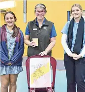  ?? ?? Above: Students Bella Tangipo and Zoe Vandenbroe­ck talk to Michelle Colwell, adminstrat­ion officer at Gippsland Tech School.
Top right: Blake Hunter from Gippsland Water, chats with students Nikita Battersby, Ayden Turner, Keinan Jenkins, Riley Warner.