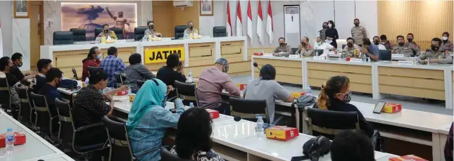  ?? GUSLAN GUMILANG/ JAWA POS ?? AKHIR TAHUN: Kapolda Jatim Irjen Pol Nico Afinta menyampaik­an data kinerja Polda Jatim selama setahun kepada wartawan di mapolda kemarin (29/12).