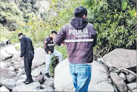  ?? CORTESÍA ?? Búsqueda. Policía encontró los restos en la orilla el río Guayllabam­ba.