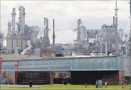  ?? Luis Sinco Los Angeles Times ?? THE PHILLIPS 66 refinery in Wilmington. The oil and gas industries sought easing of EPA enforcemen­t during the coronaviru­s crisis.