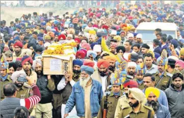  ??  ?? ■ A huge procession carrying the Tricolour-draped coffin of Jaimal Singh, 44, for the cremation at Ghalauti village in Moga on Saturday. The last rites were attended by Punjab minister Navjot Singh Sidhu, Akali president Sukhbir Singh Badal and AAP’s Bhagwant Mann. SANJEEV KUMAR/HT