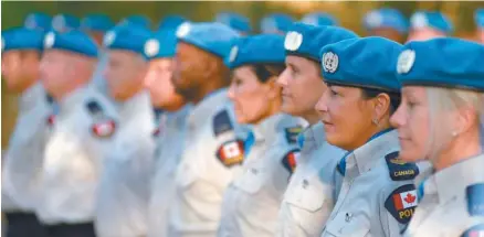  ?? GUILLAUME BOURGAULT-CÔTÉ ?? Des policiers québécois membres des Bérets bleus ont reçu une médaille pour souligner leur participat­ion à la mission de l'ONU à Haïti, en mars 2017.