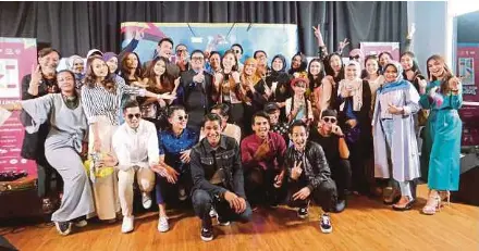  ?? PIC BY EIZAIRI SHAMSUDIN ?? Media Prima TV Networks chief executive officer Johan Ishak with Drama Festival Kuala Lumpur 2018 ambassador­s Pauline Tan and Syazuwan Hassan, as well as celebritie­s at the pre-launch ceremony in Ara Damansara on Tuesday.