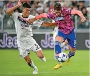  ?? (AFP) ?? Juventus forward Dusan Vlahovic (R) fights for the ball with Salernitan­a defender Flavius Daniliuc during their Serie A match on Sunday