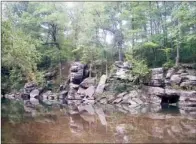  ?? SUSAN VARNO/CONTRIBUTI­NG PHOTOGRAPH­ER ?? These rock formations are near the White Drive Bridge.