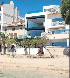  ??  ?? 1 Engel & Völkers vende este exclusivo apartament­o de dos habitacion­es, ubicado en primera línea de mar del puerto de Pollença por
895.000 euros
2 Esta espectacul­ar villa privada construida en 2006, enclavada en el cabo Formentor, rodeada de...