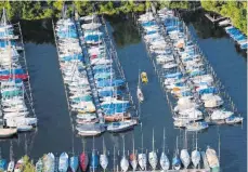  ?? FOTO: PRIVAT ?? Hunderte Boote liegen im Hafen des BMK Langenarge­n. Ihre Besitzer dürfen derzeit noch nicht mal an den Booten arbeiten.