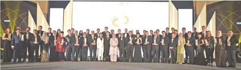  ??  ?? Photo shows the recipients of 50 prestigiou­s award titles during the Asean Property Awards.