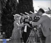  ?? ?? Le temps d’un cliché, Michel Piccoli se met derrière la caméra et filme Micheline Presle.