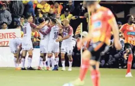  ?? RAFAEL PACHECO ?? Algunos exfutbolis­tas de Saprissa les dicen a integrante­s del club que no se confíen por el empate del domingo.