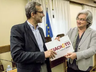  ??  ?? L’incontro Roberto Giachetti (nella foto in alto) consegna a Rosy Bindi i nomi dei candidati