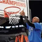  ?? JEROME MIRON/USA TODAY SPORTS ?? Memphis head coach Penny Hardaway cuts down the net after the Tigers defeated the Cougars on Sunday.