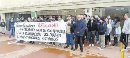  ?? CEDIDA ?? Universita­rios protestan ayer a las puertas de la Facultad de Filosofía y Letras, en Cáceres, contra la supresión de un máster.