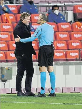  ?? FOTO: GETTY ?? Koeman con Mateu Lahoz El técnico del Barça recibe explicacio­nes del árbitro