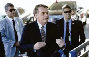  ?? Antônio Cruz/agência Brasil ?? O presidente Jair Bolsonaro fala com a imprensa na frente do Palácio do Alvorada; nos bastidores, tenta emplacar o filho na liderança do PSL