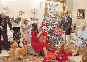  ??  ?? Weihnachte­n bei der Königsfami­lie – von Doppelgäng­ern der Royals dargestell­t