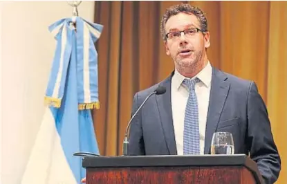  ?? (AP) ?? Debut con anuncios. Guido Sandleris asumió ayer como presidente del Central y explicó cómo flotará el dólar.