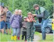  ?? FOTO: GISELA SGIER ?? Jugendleit­er Thomas Schmid (Mitte) zeigt am Samstag, am Repsweiher und im Rahmen eines Schnupperk­urses, wie eine Angel auszuwerfe­n ist.