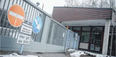  ?? FOTO: DPA ?? Der Eingang des zukünftige­n Ausbildung­sstandorts für Polizeianw­ärter in Herrenberg: Bei den Bauarbeite­n wurden möglicherw­eise Fehler bei der Vergabe des Auftrags gemacht.