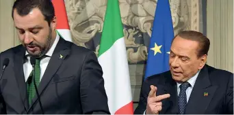  ??  ?? I punti
Silvio Berlusconi scandisce sul palco, contando con le dita, i passaggi dell’intervento di Matteo Salvini (Afp)
