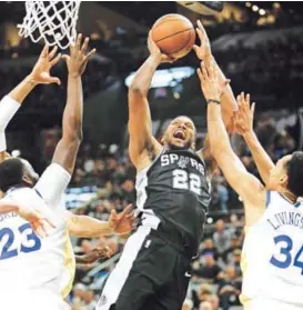  ?? AFP ?? Rudy Gay (22) de los Spurs lanza sobre jugadores de los Warriors, en el juego que San Antonio ganaría 103 a 90.