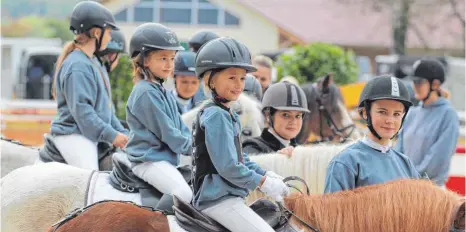  ?? FOTO: STEFANIE BÖCK ?? Viele Sieger und Platzierte in den Nachwuchsp­rüfungen bei den Isnyer Pferdetage­n kamen aus dem Team der Kooperatio­nsreitschu­le des Vereins „Anitas Reiterhof“.