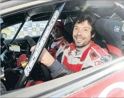  ?? VICENÇ LLURBA ?? Del manillar al
volante. El cántabro Óscar Freire, con su copiloto Gabino Martínez, llegaba exhausto el viernes a la asistencia técnica de Port Aventura después de los tres primeros tramos del RallyRACC, en tierra