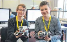  ?? FOTO: TANJA BOSCH ?? Johannes Schmidt (links) und Janis Bundschu haben gelernt, wie man einen Lego-Mindstorm-Roboter programmie­rt.