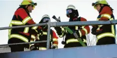  ??  ?? Michael Erhard (links), Kommandant der Freiwillig­en Feuerwehr Untermeiti­ngen, weist einen Trupp in die Übung ein.