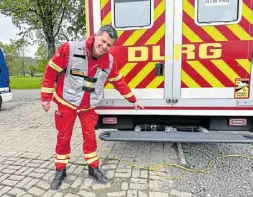  ?? ?? Wohl einmalig in Deutschlan­d: Daniel Menne zeigt den Rettungswa­gen, der über eine Anhängerku­pplung verfügt.