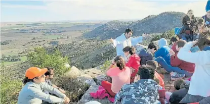  ??  ?? Creativida­d. El padre Arturo Bas ofició una misa durante un viaje de egresados, en la cumbre de un cerro.