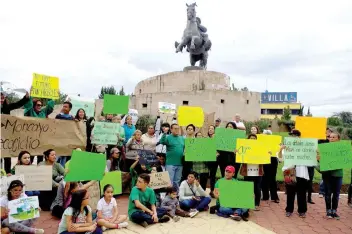  ??  ?? Especialis­tas coinciden en que la zona es de las menos contaminad­as gracias a los árboles que el gobierno pretende talar, y acusan que las autoridade­s no quieren dar a conocer el proyecto completo ni informar qué empresa lo realizará.