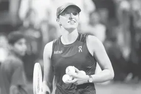  ?? — Gambar AFP ?? TENANG: Swiatek berjaya menundukka­n lawannya, Alexandrov­a pada perlawanan tenis wanita di Kejohanan Terbuka Qatar di Doha.