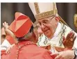  ?? FOTO: AFP/SOLARO ?? Der Papst mit dem Bolivianer Toribio Ticona Porco.